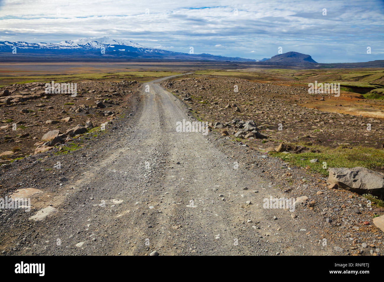 Wicklung Schotterstraße führt zur Hekla (Hecla) Stratovulkan, einer der aktivsten Vulkane Islands und beliebte Touristenattraktion im Südwesten Stockfoto