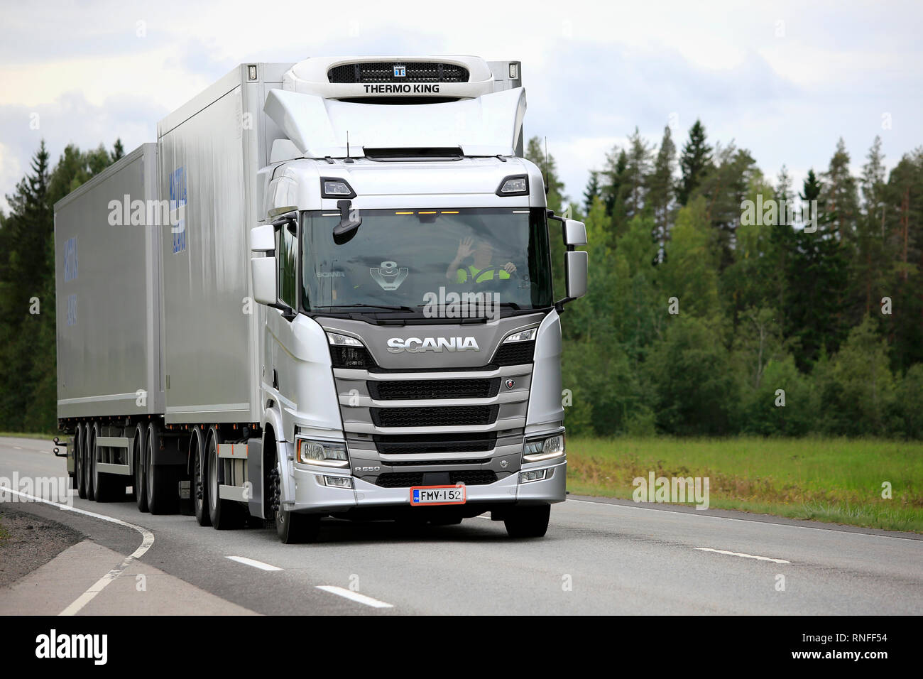 Uurainen, Finnland - 25. August 2018: Silber die nächste Generation Scania R650 von Mattila zieht im Sommer Thermo King Kühlanhänger entlang der Autobahn. Stockfoto