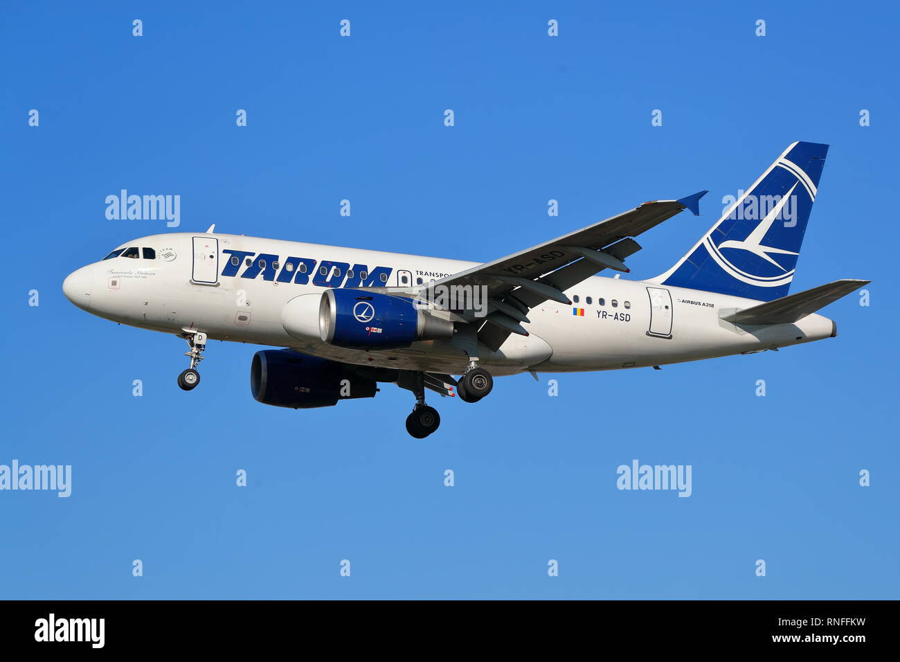 Die rumänische Tarom Airbus A318 YR-ASD Landung in London Heathrow Flughafen, Großbritannien Stockfoto