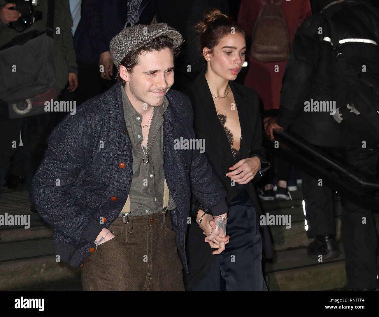 Brooklyn Beckham und Hana Kreuz kommt am Ende der fabelhafte Fonds Messe im Roundhouse in London im Herbst/Winter 2019 London Fashion Week. Stockfoto