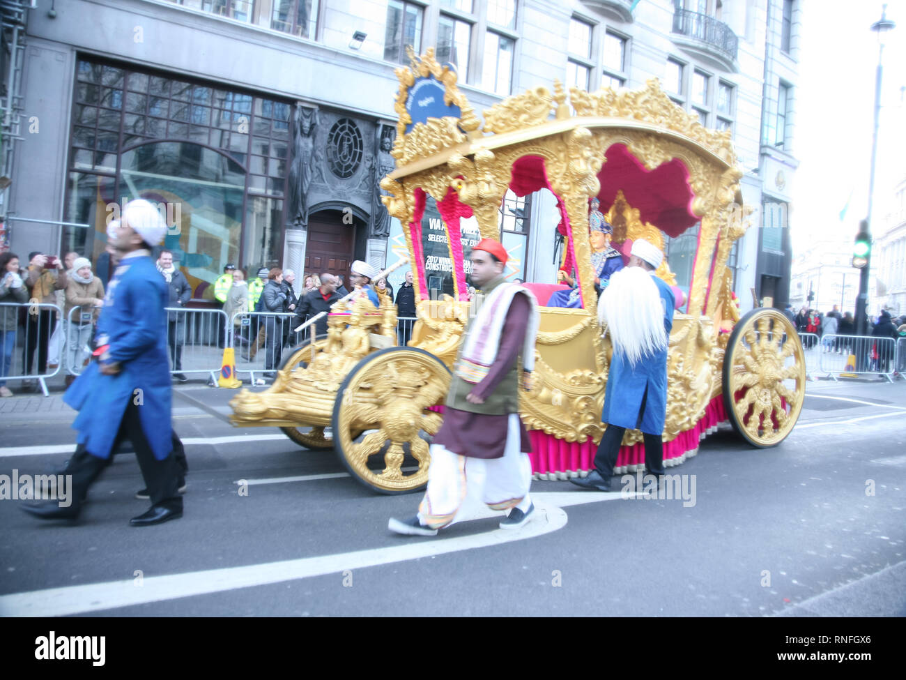 England, London, New Year's Day Parade, goldenen Kutsche hinunter vorbei an der Hauptstraße. Stockfoto