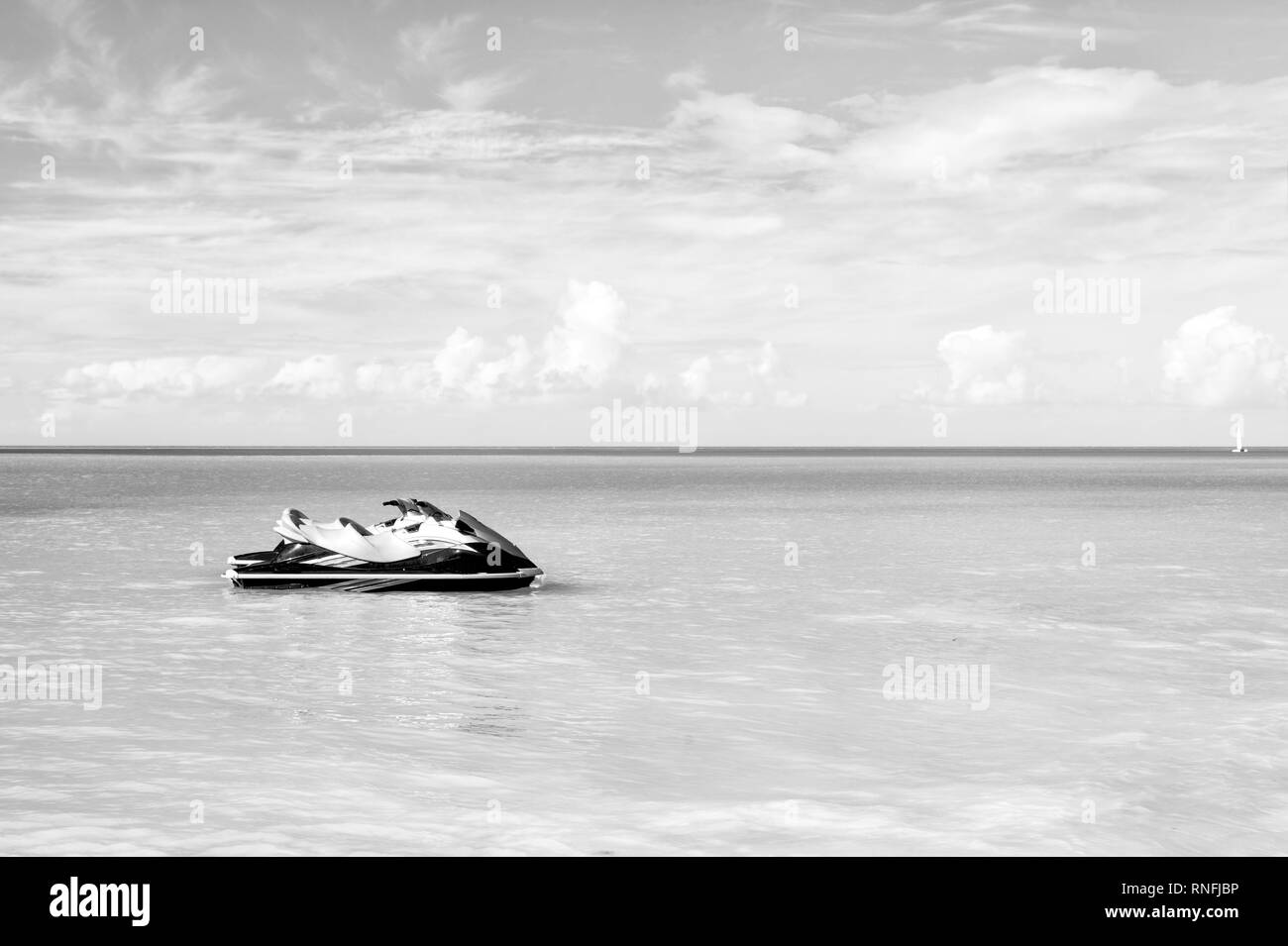 Jet Ski Günstig in der Karibischen See ot unglaublich blauen Hintergrund, Sommer Stil Strand Stockfoto