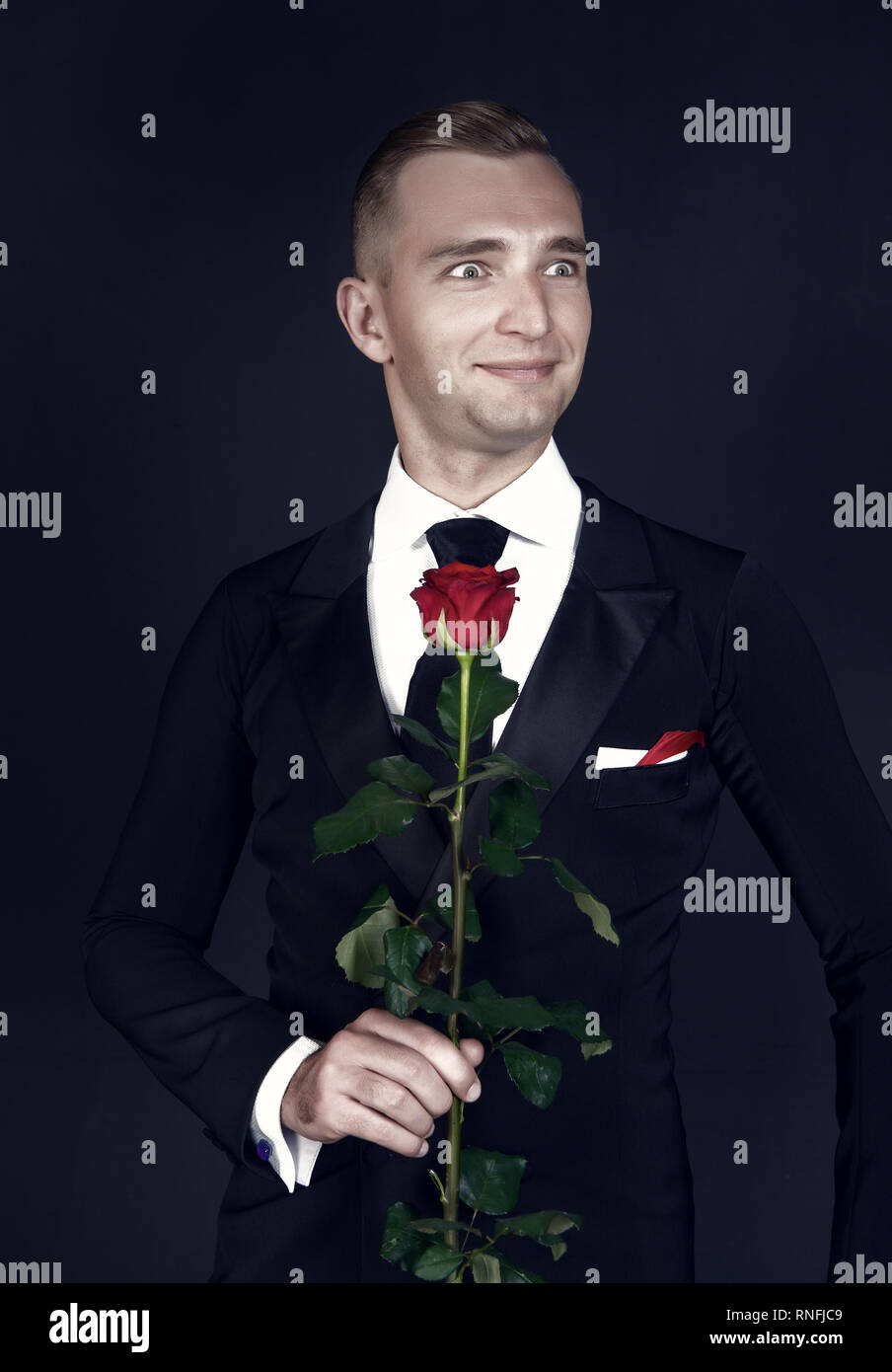 Turniertanzerin Lacheln Mit Rote Rose Auf Dunklem Hintergrund Glucklicher Mann In Anzug Mit Blume Valentines Tag Konzept Liebe Romantik Sehnsucht Vorschlag Datum Urlaub Feier Party Stockfotografie Alamy