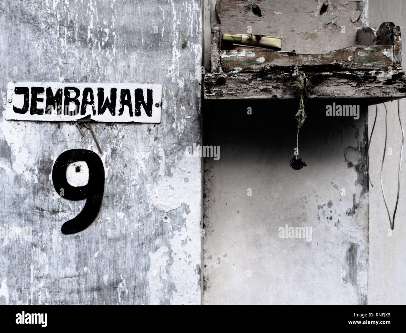 Close-up auf einer Straße Zahl "neun" und eine verblasste bietet vor einem balinesischen Tempel in Ubud, Bali, Indonesien Stockfoto Close-up auf einer Straße Zahl "neun" und eine verblasste bietet vor einem balinesischen Tempel in Ubud, Bali, Indonesien Stockfoto