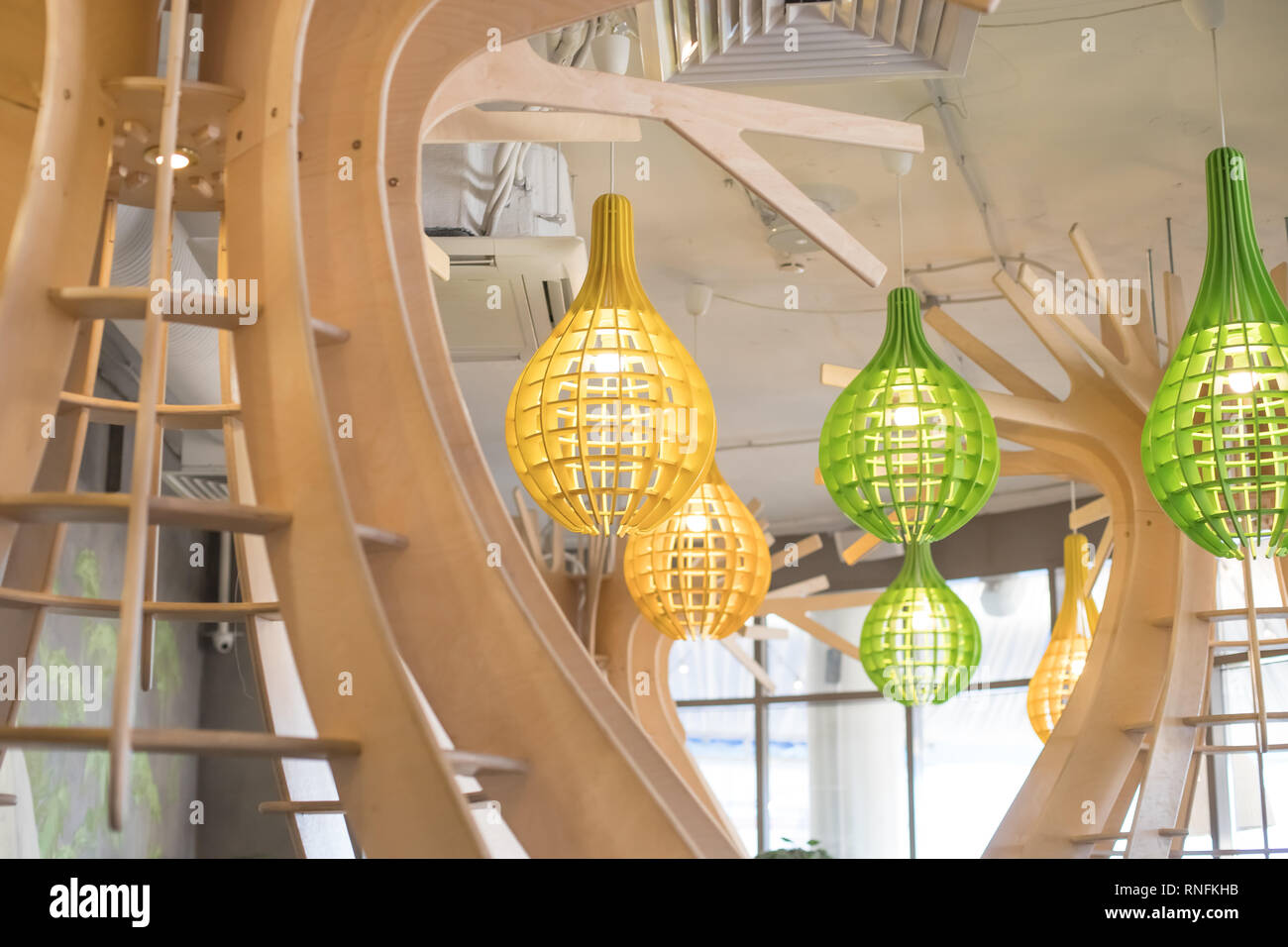 Vintage elektrische Lampe hängen von der Decke im Restaurant. Helles  strohgelb Schatten. die Zellen auf Band. Bunt, dekorativ, Elektro, Möbel  und Beleuchtung. Lampe Stockfotografie - Alamy