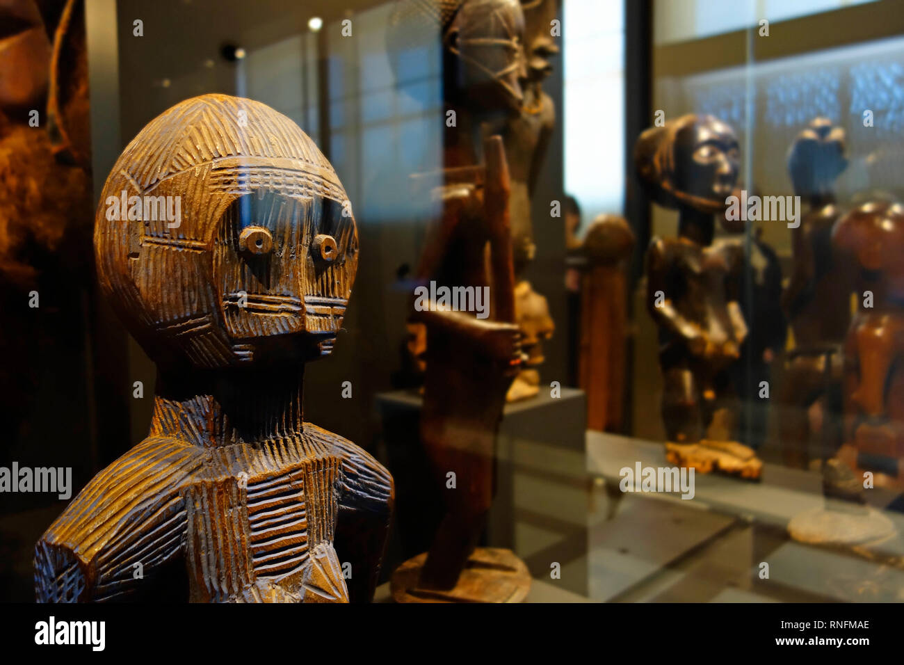 Holz- Afrikanische Statuetten in der AfricaMuseum/Königliches Museum für Zentralafrika, Ethnographie und Natural History Museum in Tervuren, Belgien Stockfoto