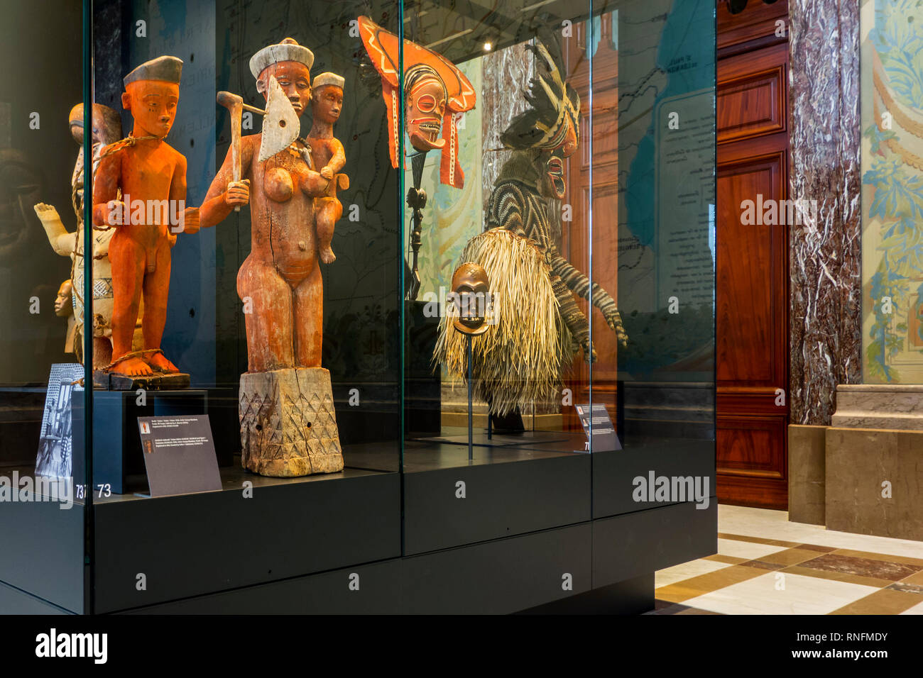 Afrikanische Statuen im AfricaMuseum/Königliches Museum für Zentralafrika, Ethnographie und Natural History Museum in Tervuren, Flämisch Brabant, Belgien Stockfoto