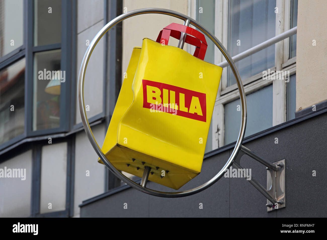 Wien, Österreich - 12. Juli 2015: Rotierende Gelber Sack Zeichen der Supermarkt Billa in Wien, Österreich. Stockfoto