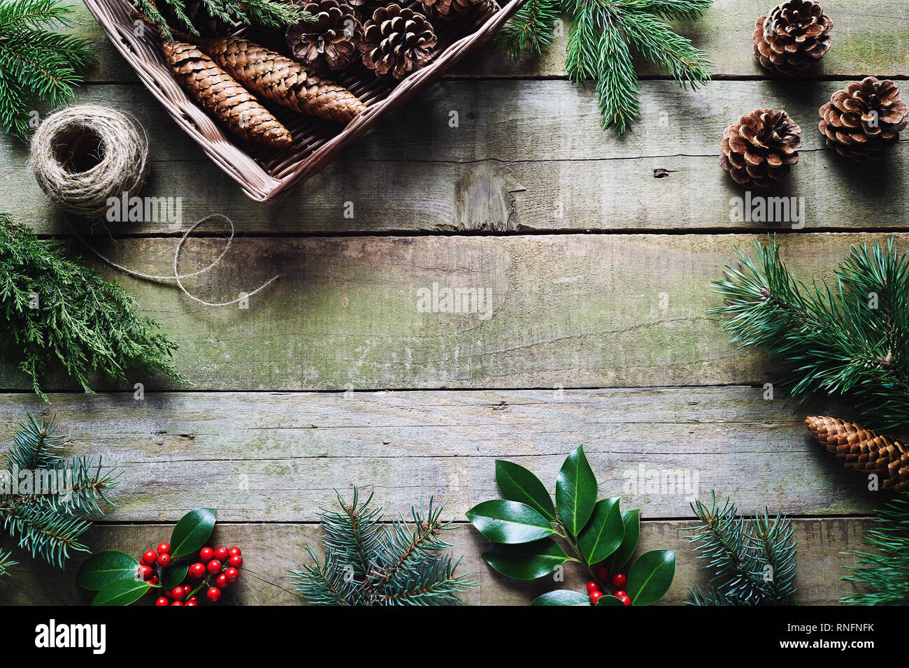 Weihnachten Dekoration mit frischen und natürlichen Materialien auf hölzernen Tisch. Stockfoto