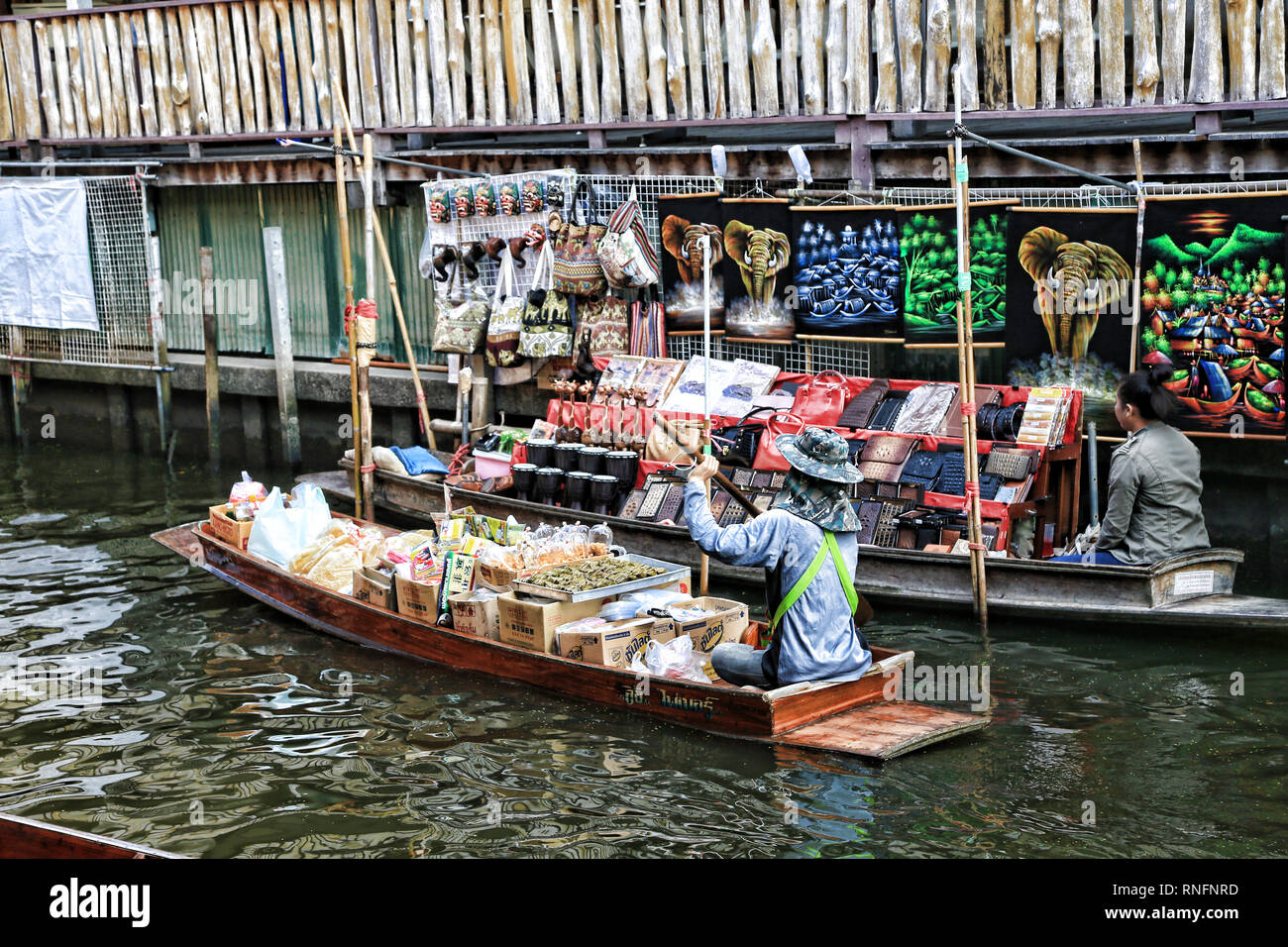Bangkok Thailand - Dezember 2016: Boote auf dem Kanal verkaufen Obst, Lebensmittel für Touristen in Damnoen Saduak Markt. Stockfoto
