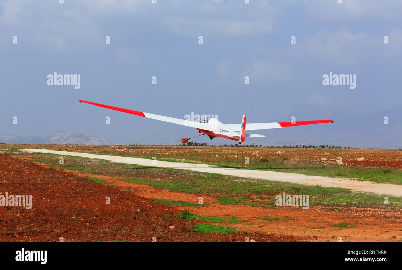 Fragen 13 Segelflugzeug der Zypern Segelfliegen Gruppe, die sich auf eine Winch launch bei Mammari Airfield, Nikosia, Zypern, Oktober 2018 Stockfoto