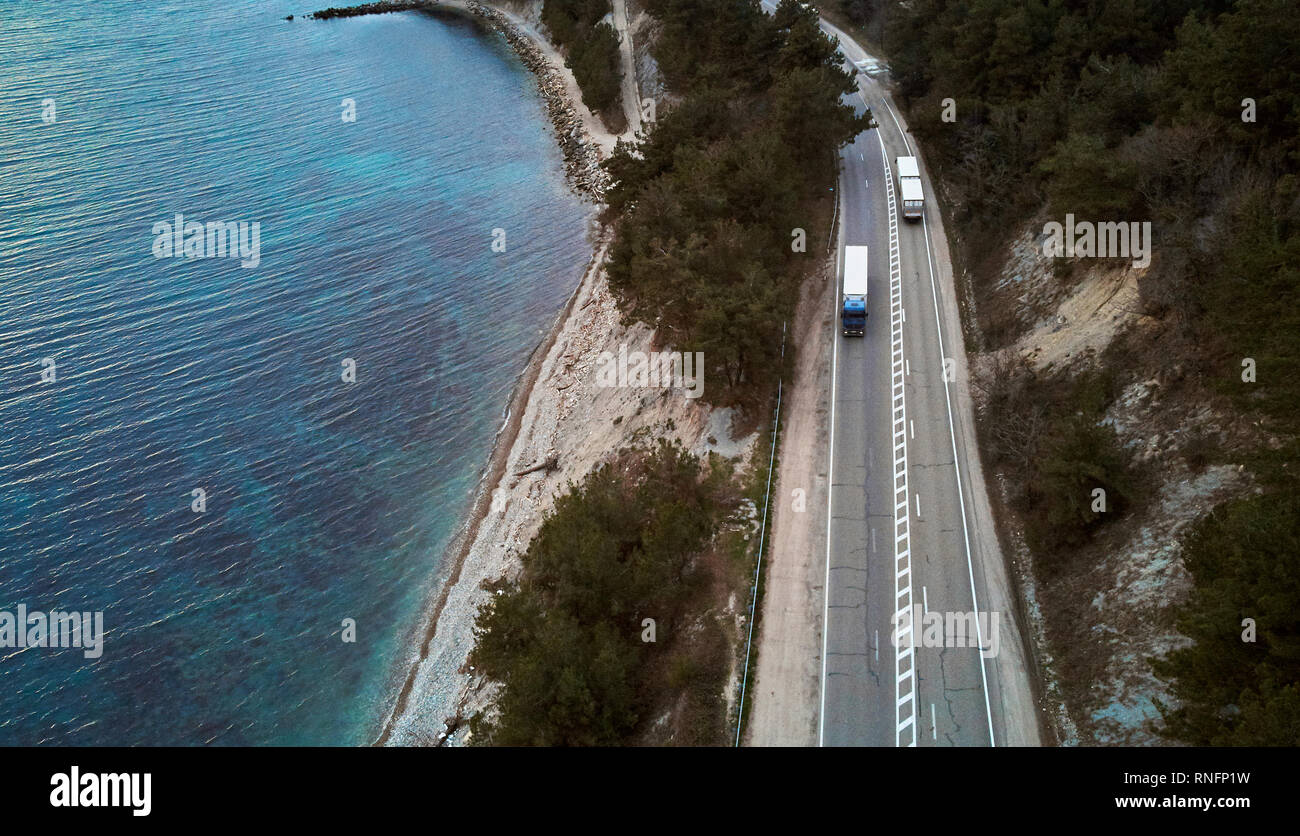 Der Blick auf die Strasse am Meer mit Lkw Stockfoto