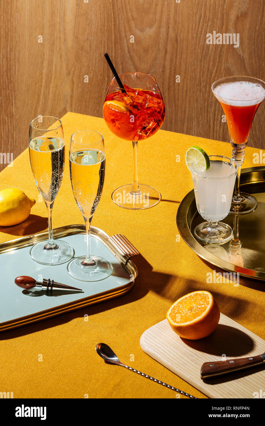 Prosecco Gläser und Prosecco Cocktails: Tintoretto, Spritz Veneziano und Zitrone Sherbed. Pop, zeitgenössischen Stil Stockfoto