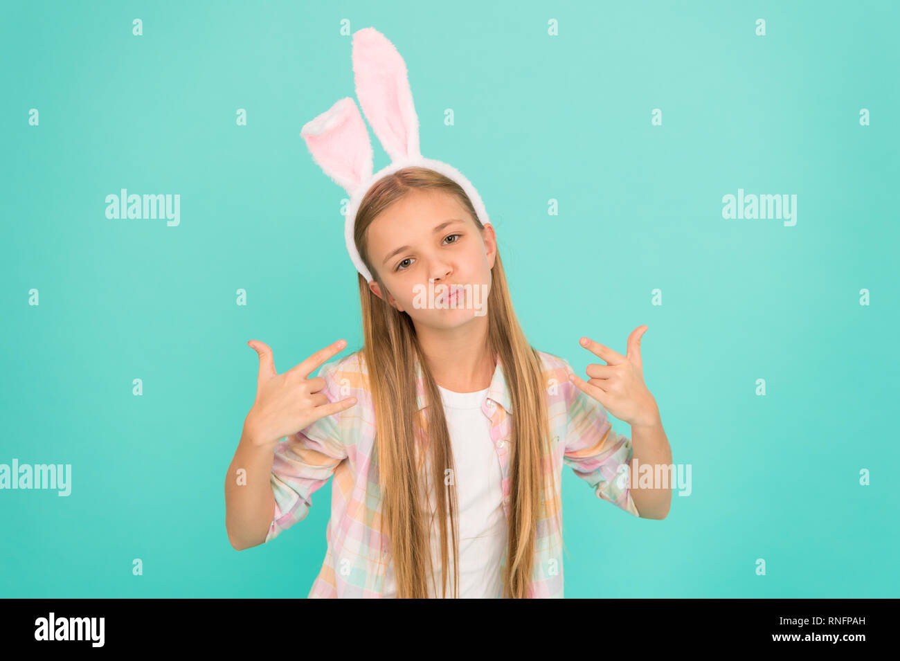 Bunny Ohren Zubehör. Ostern Aktivitäten. Cute Bunny. Urlaub Bunny Girl mit niedlichen lange Ohren posieren. Kind lächelnd spielen Bunny Rolle. Glückliche Kindheit. Traditionen für Kinder zu helfen in Ostern Geist zu erhalten. Stockfoto