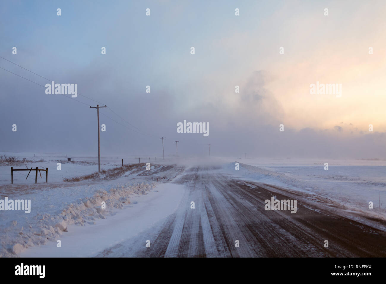 Schnee ländlichen Straßen machen Winter geblasen Fahren gefährlich im Bauernhof Land des Staates New York, USA. Stockfoto