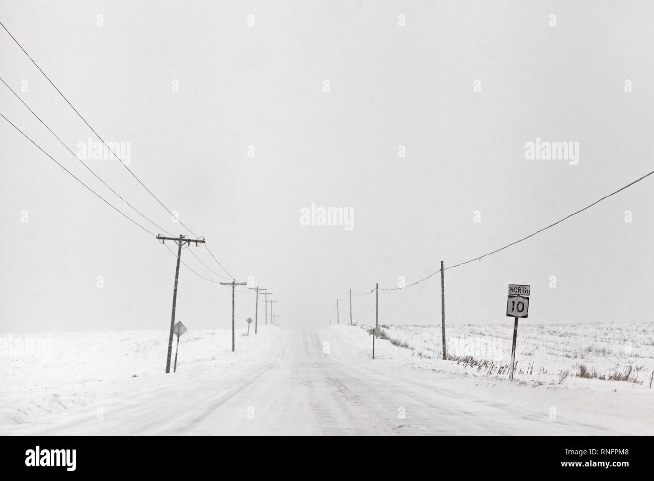 Gefährlichen Fahrbedingungen während eines Schneesturms auf der State Route 10, Stein Arabien, New York State, USA. Stockfoto
