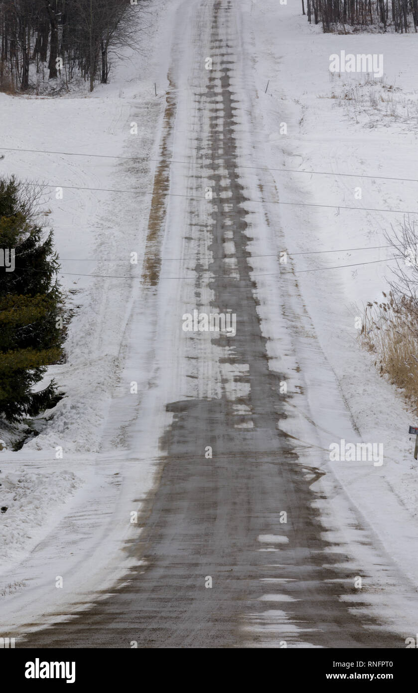 Riskant Fahren auf Landstraßen im Winter im Staat New York, USA. Stockfoto