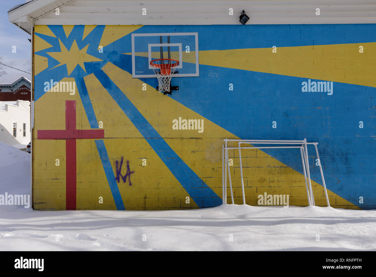 Basketball Backboard und rot lackiert Kruzifix, Northville, Adirondacks, New York, USA. Stockfoto