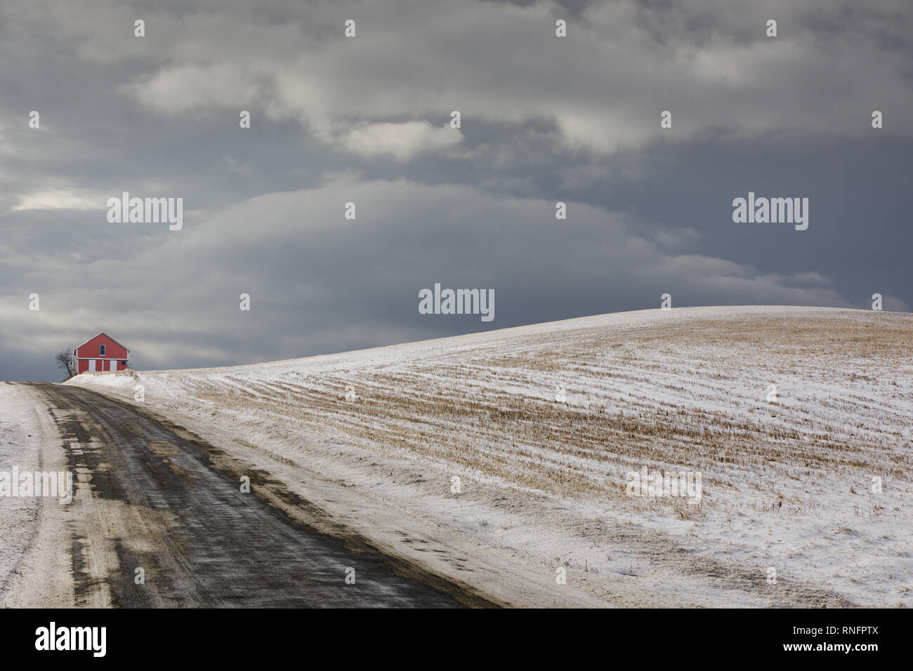 Kleine rote Scheune, frühen Winter, Otsego County, New York State, USA. Stockfoto
