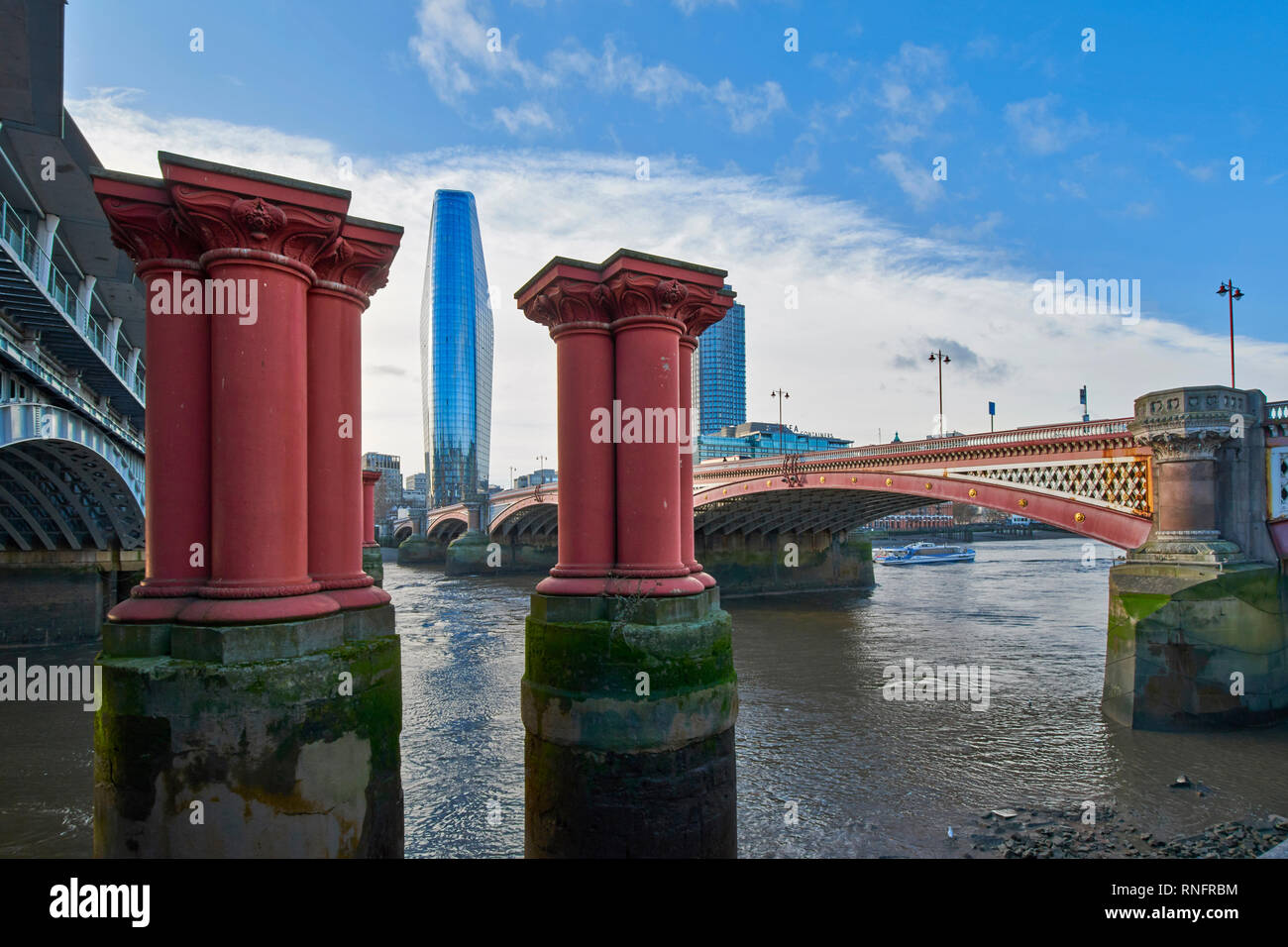 LONDON BLACKFRIARS BRIDGE CITY VON LONDON UND DER Wolkenkratzer, bekannt als Vase oder Boomerang Stockfoto