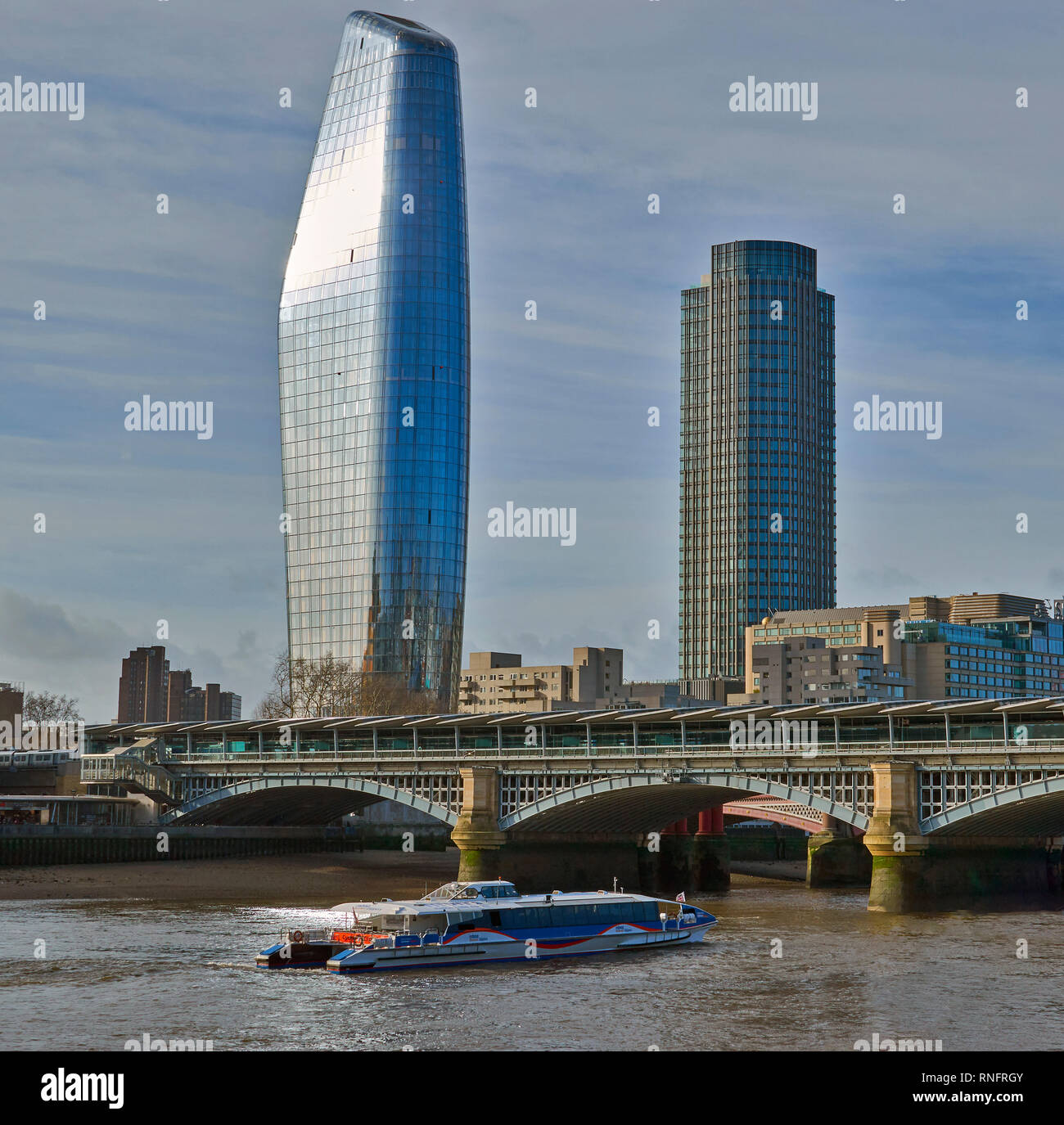 LONDON Blackfriars Railway Bridge MBNA Thames Clipper und der WOLKENKRATZER eine BLACKFRIARS bekannt als Bumerang oder Vase Stockfoto