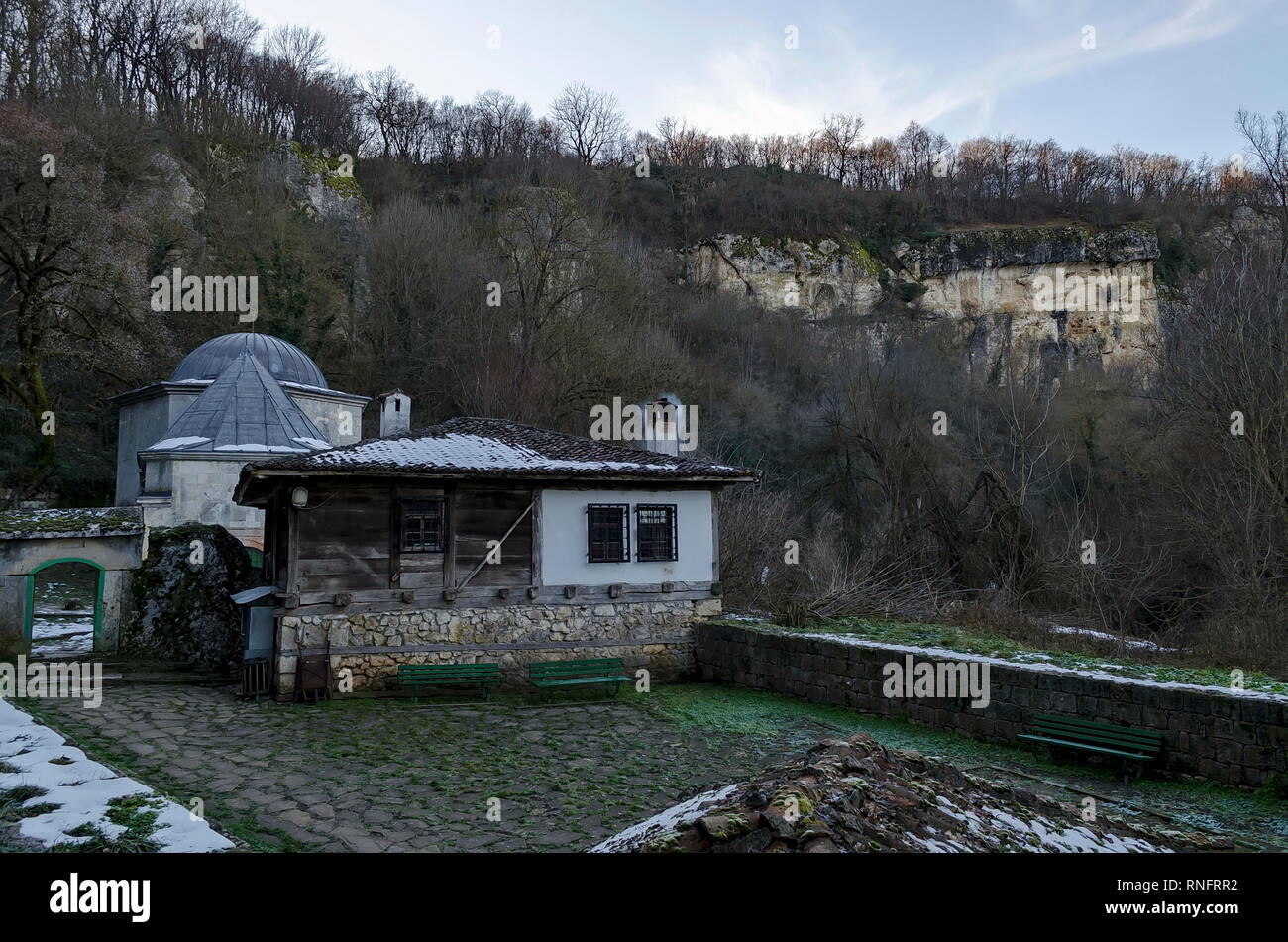 Allgemeine aussehen und Dach Backofen Quelle von Demir Baba Teke, cult Denkmal von Christen und Muslime im Winter in der Nähe des Dorfes Sweschtari geehrt Stockfoto