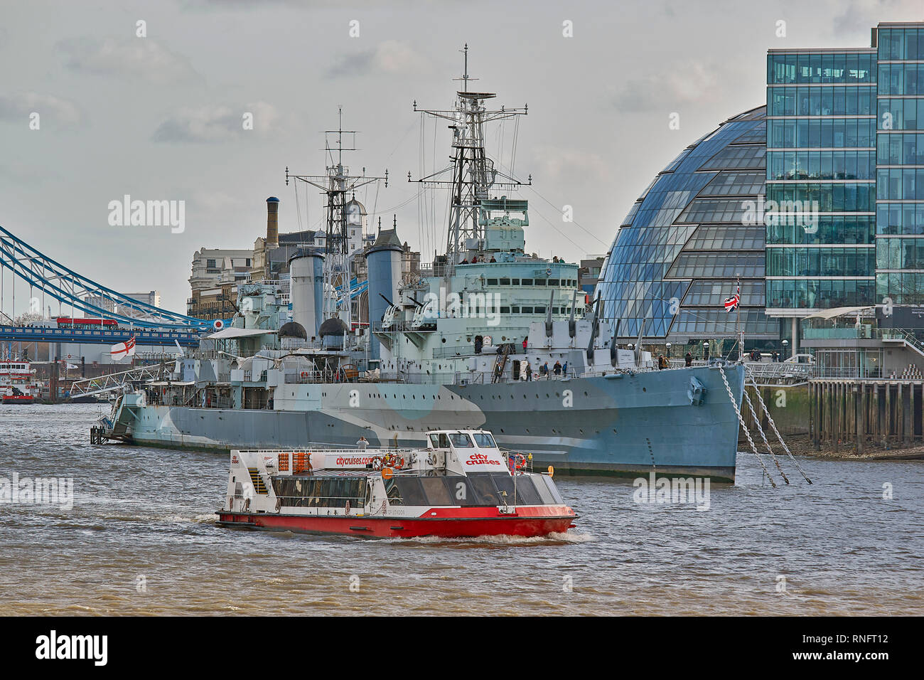 LONDON THEMSE HMS Belfast und der CITY CRUISE BOOT AUF DEM WASSER Stockfoto