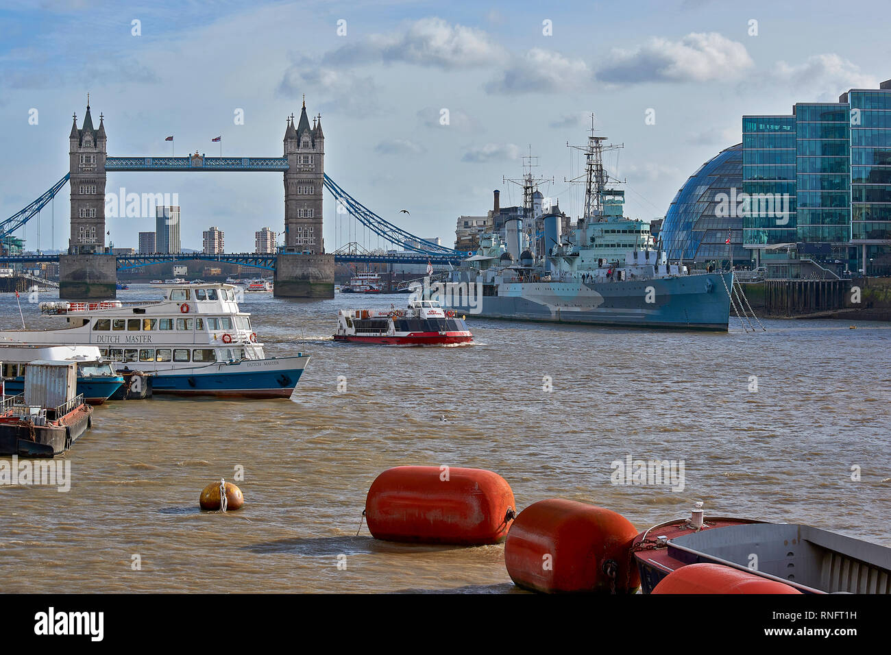 LONDON THEMSE TOWER BRIDGE HMS Belfast und der CITY CRUISE BOOTE AUF DEM WASSER Stockfoto