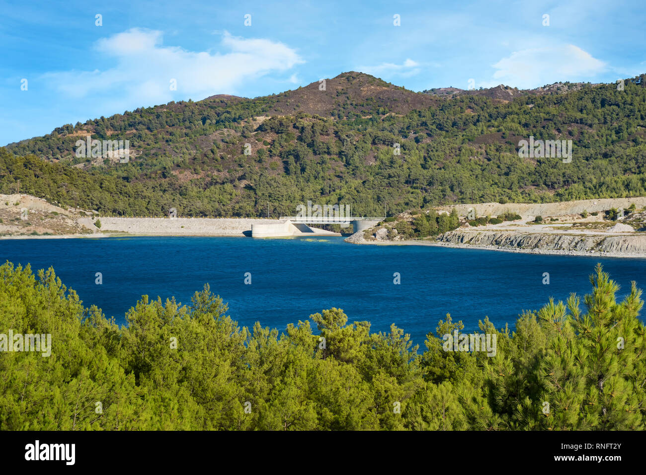 Kontrolle Tor und Reservoir von Gadoura Damm auf die Insel Rhodos (Rhodos, Griechenland) Stockfoto