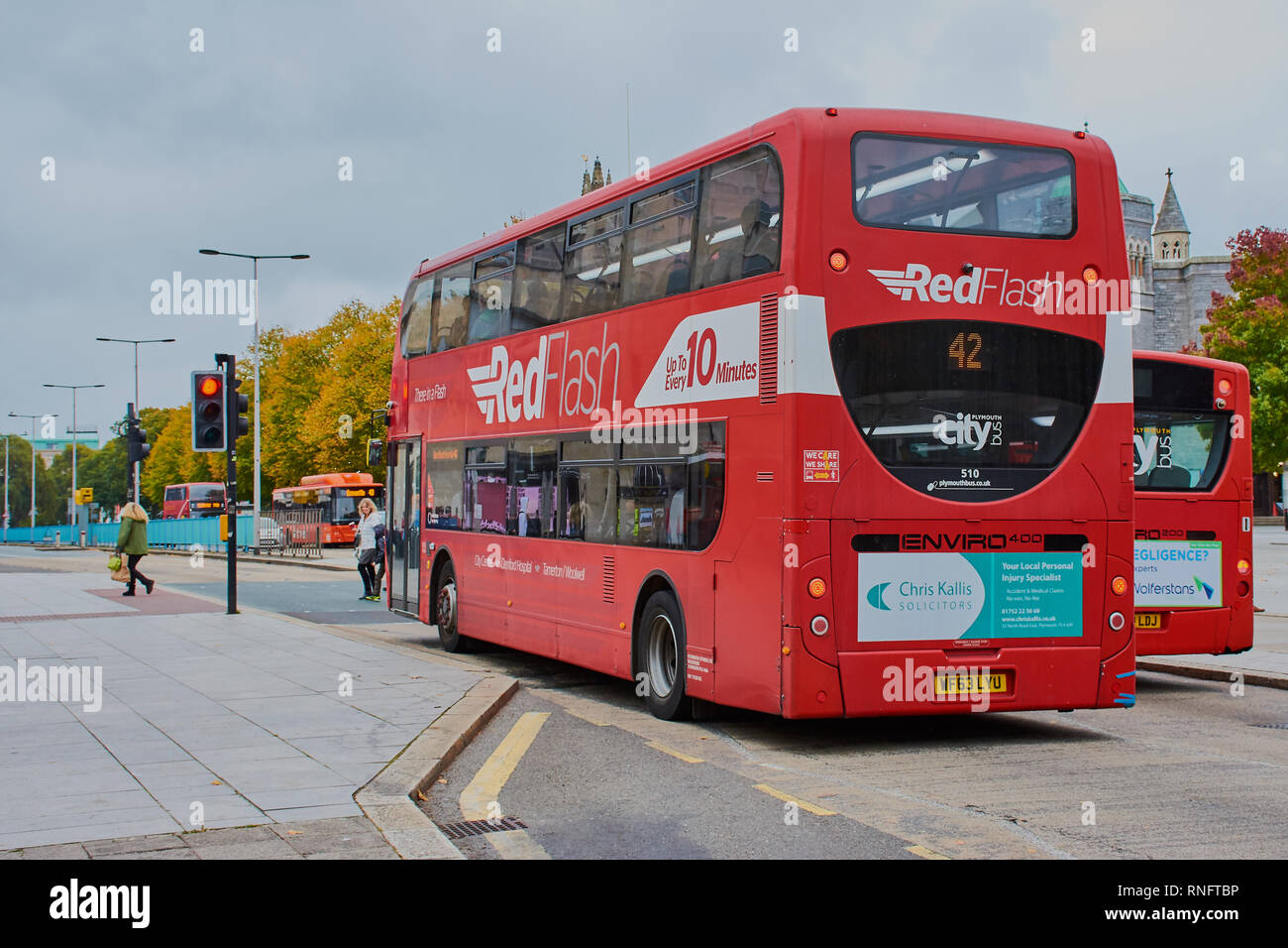 Plymouth, England - Oktober 08, 2018: Rot modern Double Decker Bus wartet auf eine rote Ampel in der Stadt Plymouth, England. Stockfoto