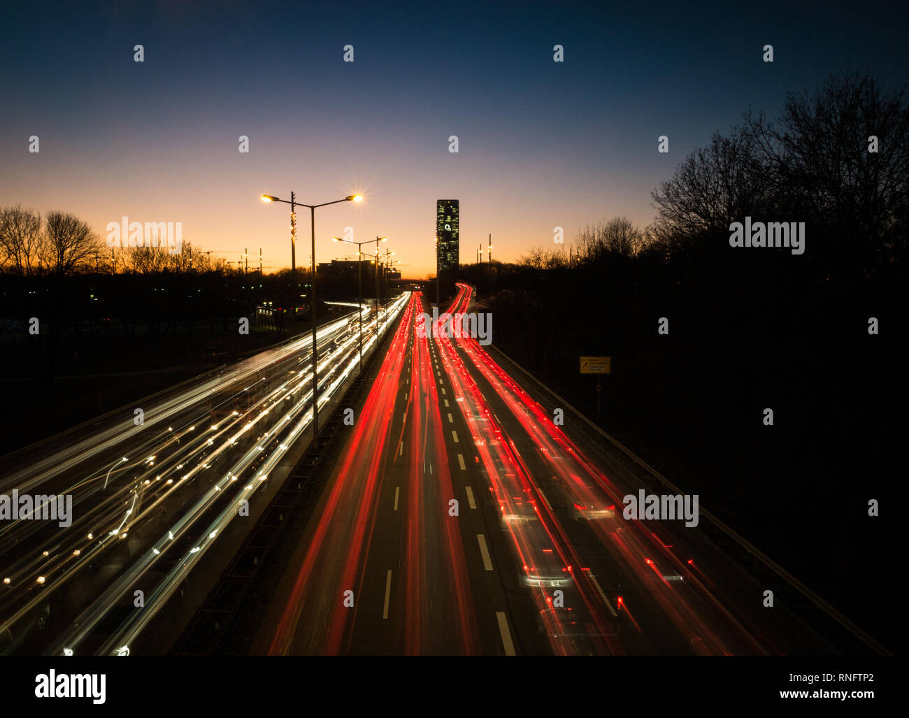 München, Deutschland - 14. Februar 2019: O2 Tower und den Mittleren Ring in München, Deutschland, mit rush hour Ampel in der Zwiebel Exposition während der Dämmerung Stockfoto