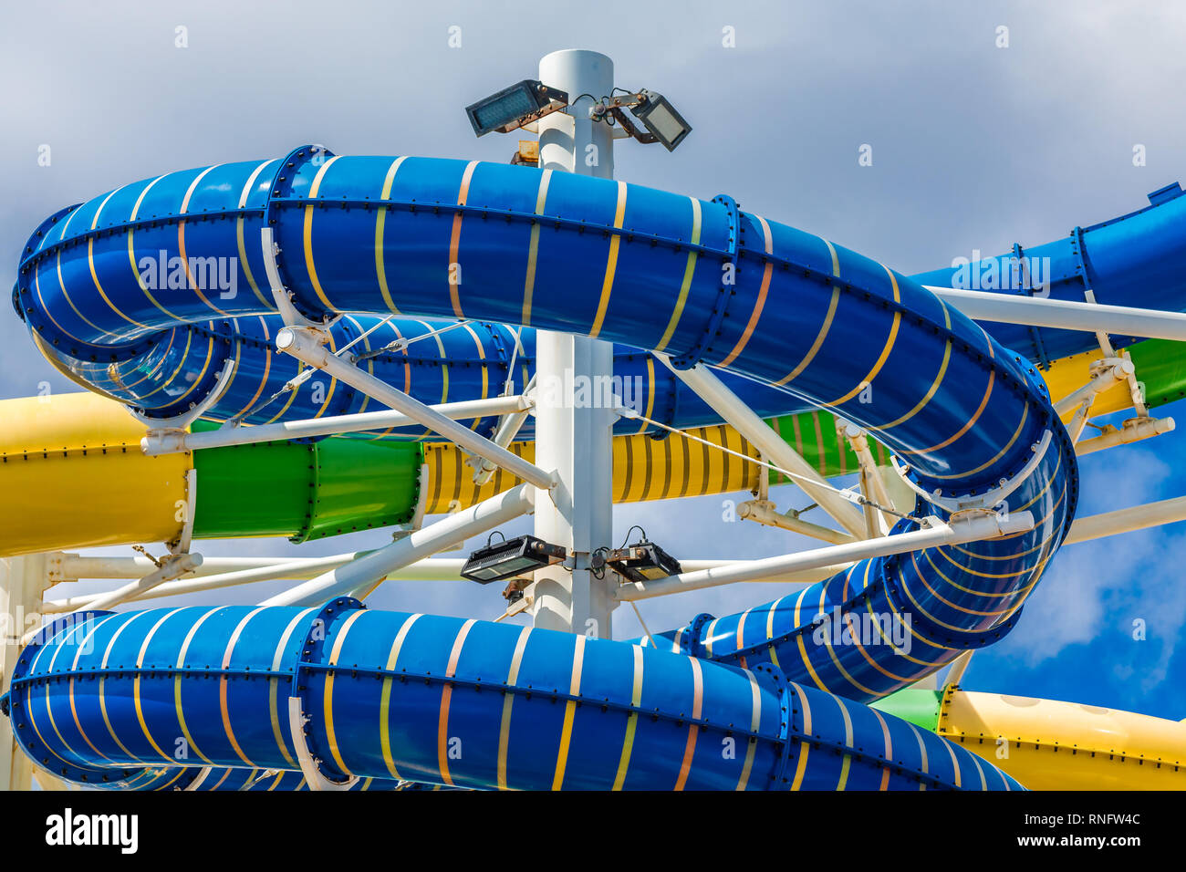 Bunte Wasserrutschen Stockfoto