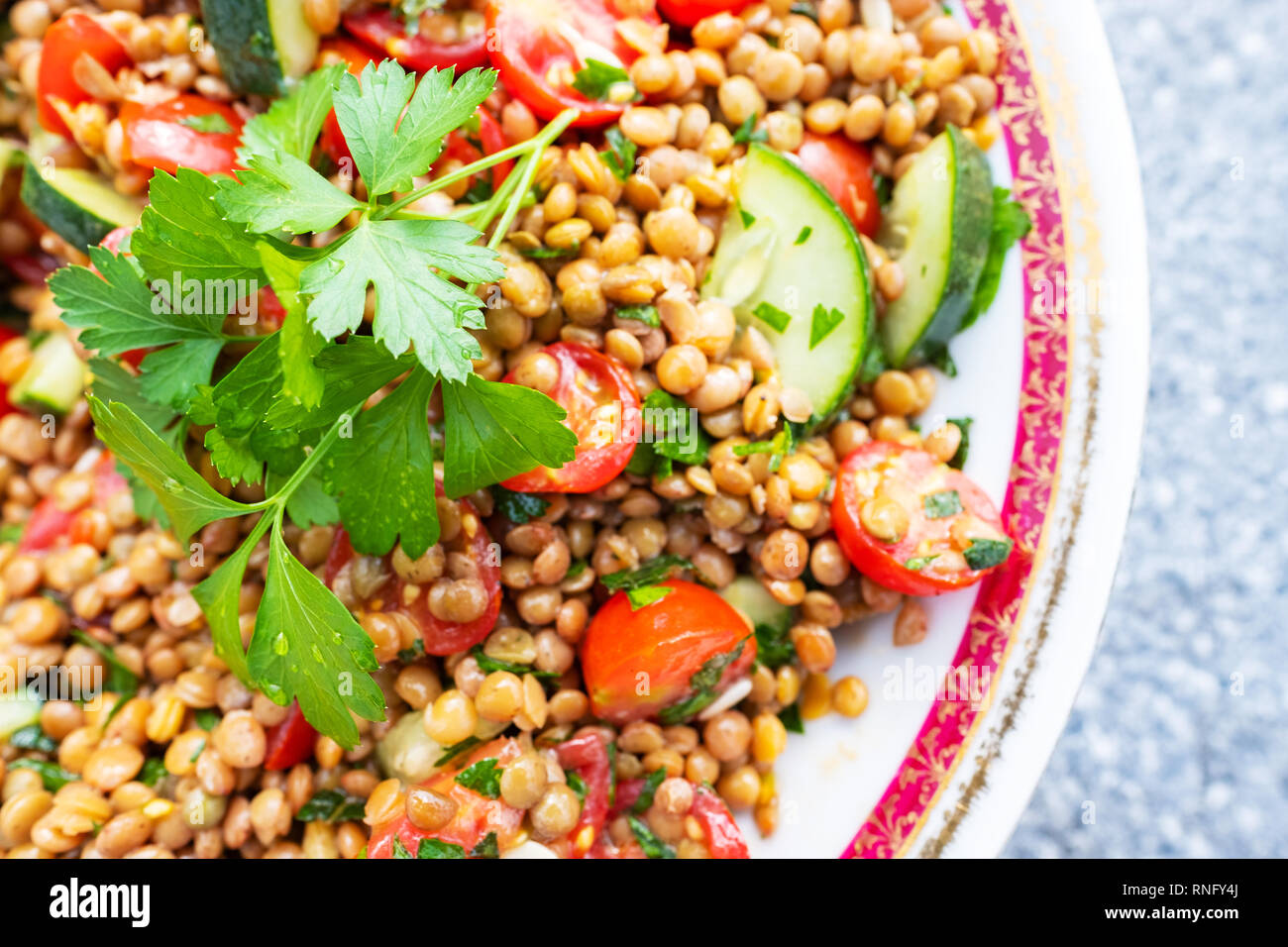 Vegan Libanesischen gewürzt, Minze und Petersilie Linsensalat mit Tomaten und Gurken Stockfoto