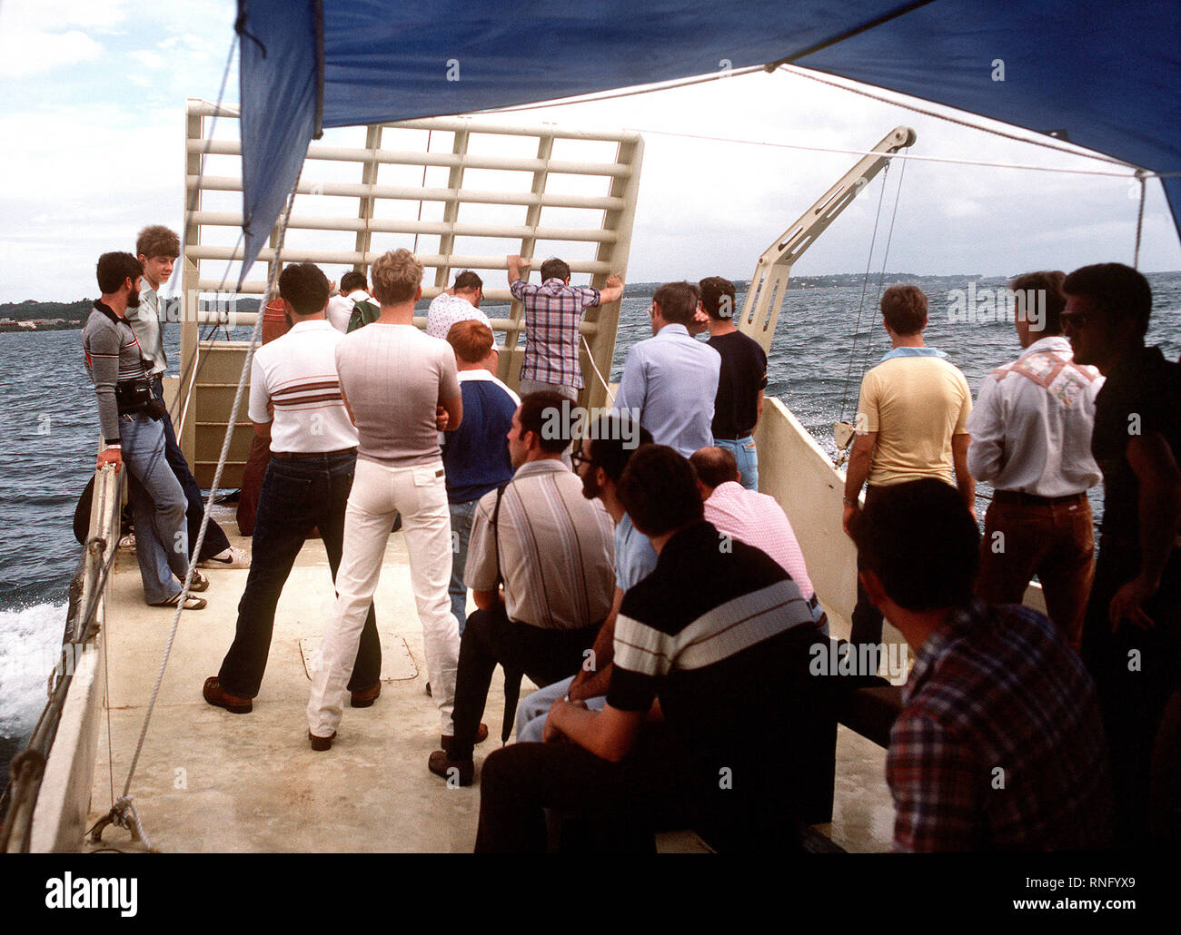 1981 - Besatzungsmitglieder aus der Zerstörer USS ARTHUR W. RADFORD (DD-968) in der Nähe der Ufer auf einem liberty Schiff während einer Geschäfts- oder Firmenwerte Besuch in drei westafrikanischen Ländern. Stockfoto