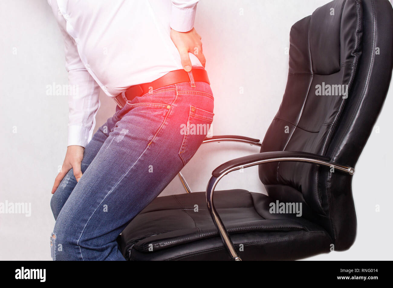 Ein Mann im Amt, seine zurück von einem Stuhl, das Konzept der  Rückenschmerzen, bandscheibe Bandscheibenvorfall und Osteochondrose der  Wirbelsäule, myofasziale syndro Stockfotografie - Alamy