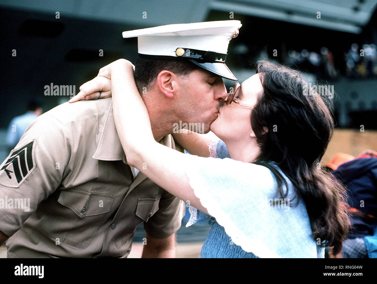 1982 - ein Marine Sergeant an Bord des Atom-Flugzeugträger USS Enterprise (CVN-65) küsst seine Frau zugeordnet. Stockfoto