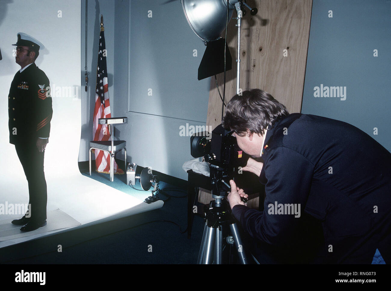1982 - George Champagner verwendet eine Mamiya RB 6x7 Kamera in voller Länge Porträts von Limited duty officer Kandidaten an der pazifischen Flotte audiovisuelle Anlage zu schießen. Stockfoto