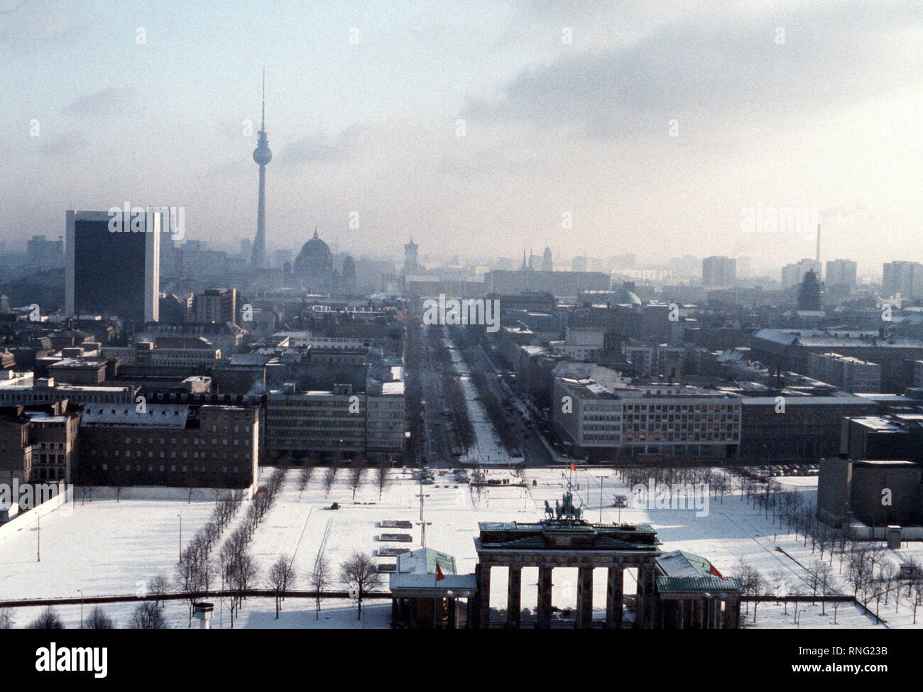 Ein Blick auf das Brandenburger Tor, mit Ostberlin im Hintergrund. Stockfoto