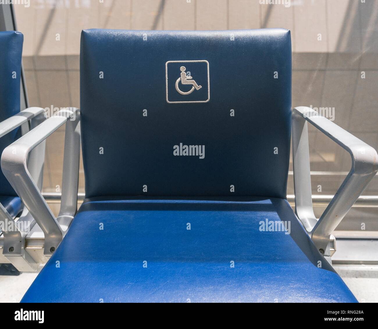 Das internationale Symbol der Zugriff auf einen Stuhl am Internationalen Flughafen Pearson in Toronto, Ontario, Kanada. Stockfoto