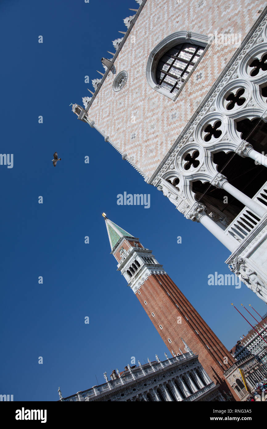 St Mark's Campanile ist der Glockenturm der St. Mark's Basilika in Venedig, Italien, auf der Piazza San Marco entfernt. Stockfoto