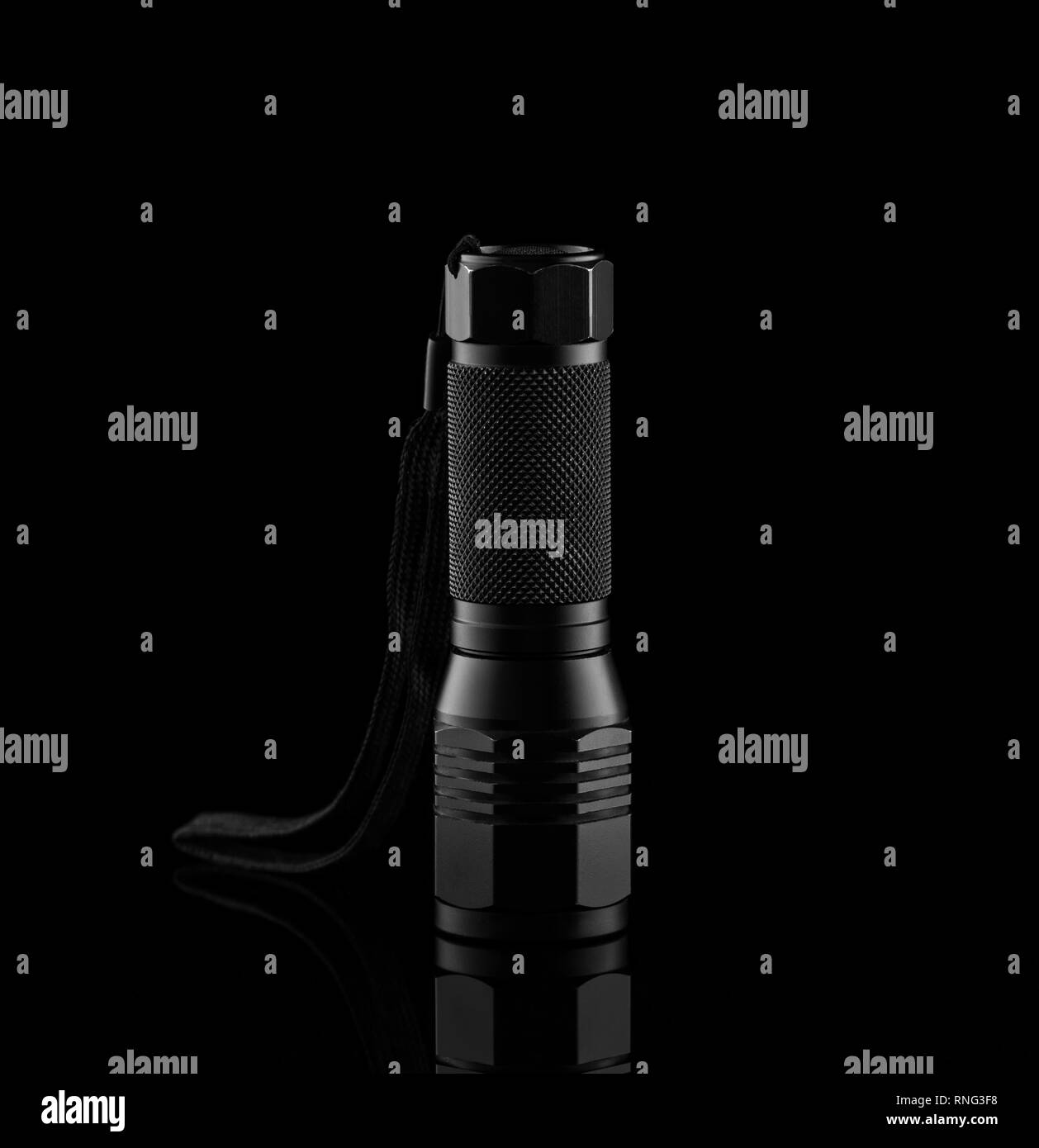 Schwarz metallic Taschenlampe auf einem dunklen Hintergrund. Stockfoto