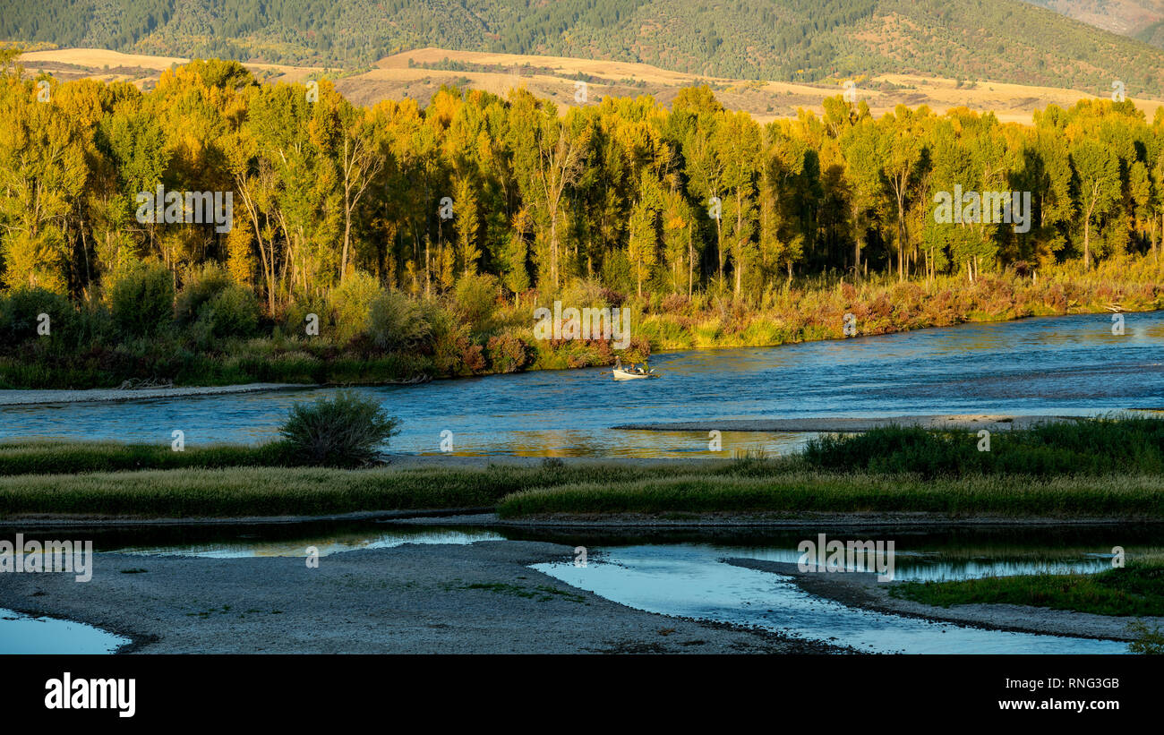 Kleines Fischerboot driftet die Snake River in Idaho mit fallen Bäume Stockfoto