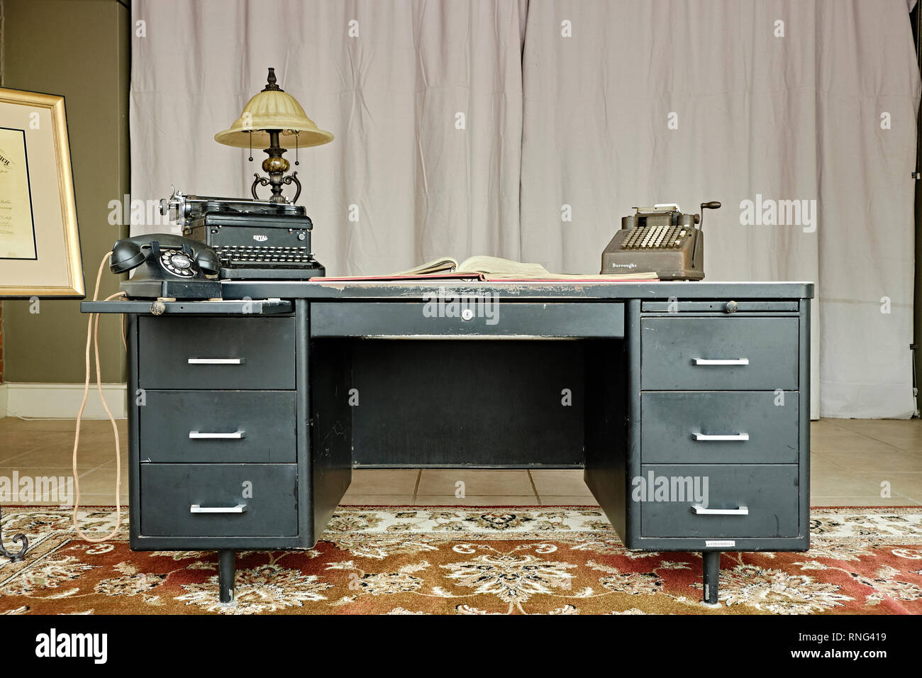 Antique Desk And Typewriter Stockfotos Antique Desk And