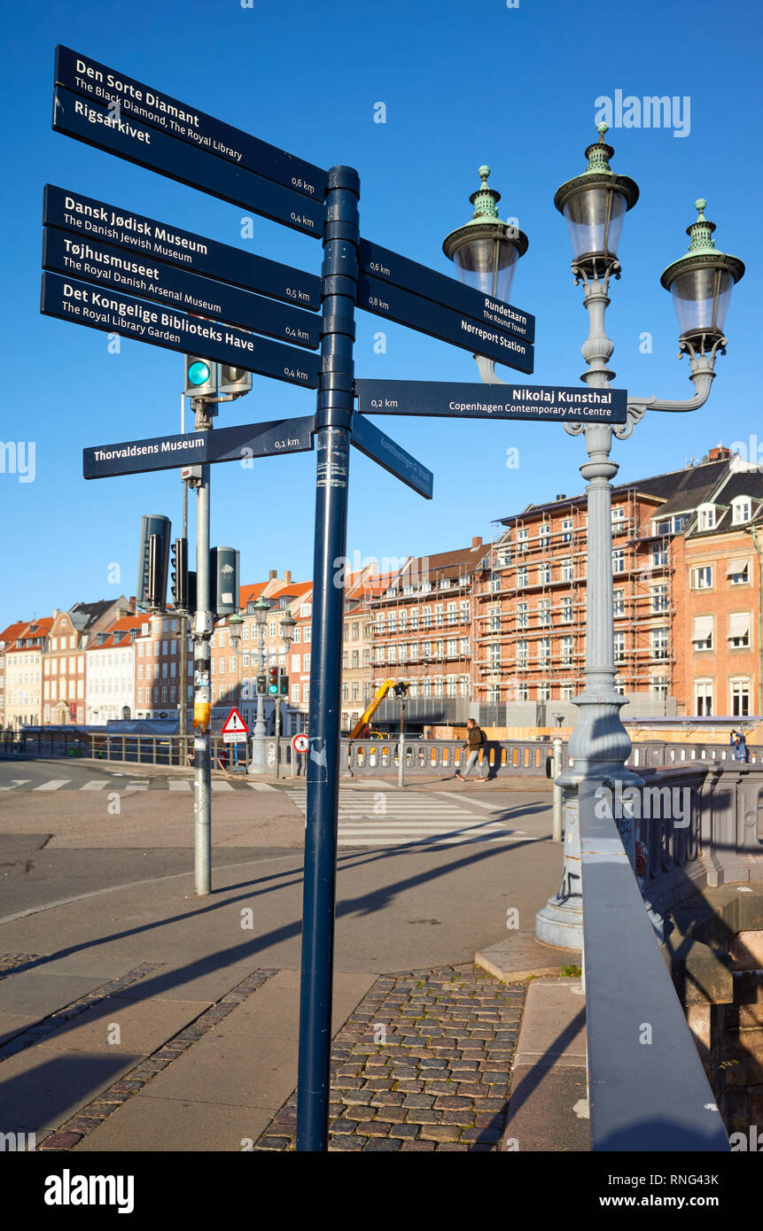 Kopenhagen, Dänemark - 22. Oktober 2018: Sehenswürdigkeiten der Stadt Wegweiser mit Richtungen und Entfernungen im Zentrum von Kopenhagen. Stockfoto
