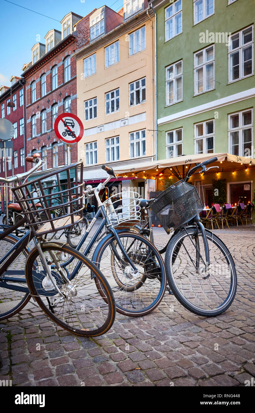 Kopenhagen, Dänemark - Oktober 22, 2018: Bikes auf einer Straße in Indre geparkt, auch als Kopenhagener Innenstadt bekannt. Stockfoto