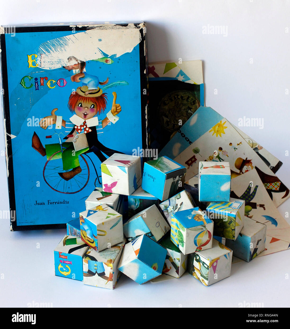 Vintage-Spiel, Karton Würfel puzzle, mit Zirkus-Motiven Stockfotografie -  Alamy