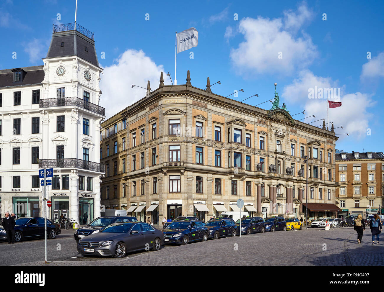 Kopenhagen, Dänemark - 22. Oktober 2018: Taxistand vor CHANEL Store am Kongens Nytorv Straße. Stockfoto