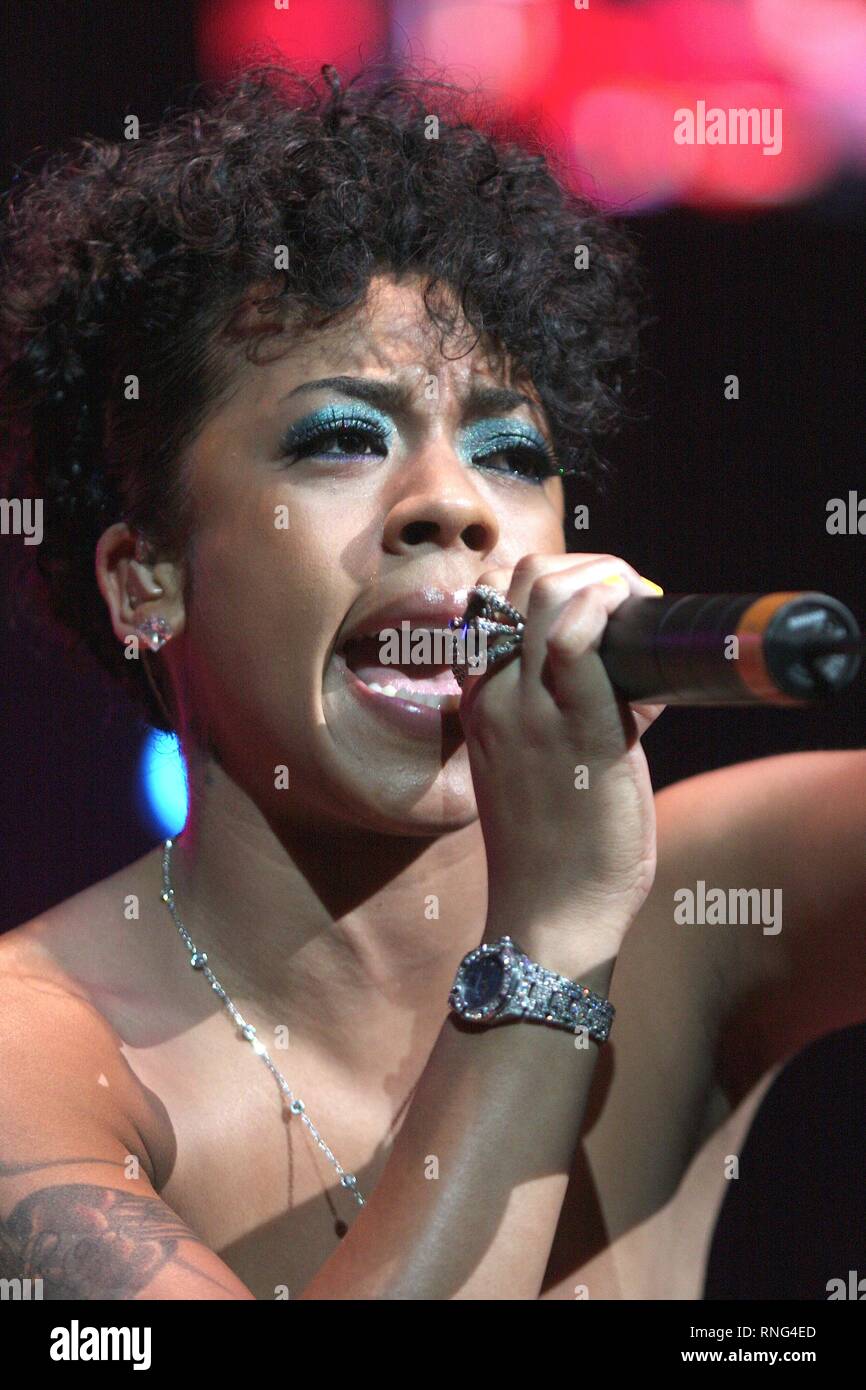 Grammy-nominierte R&B-Sänger, Songwriter und Musikproduzent Keyshia Cole ist dargestellt auf der Bühne während einer "live"-Konzert aussehen. Stockfoto