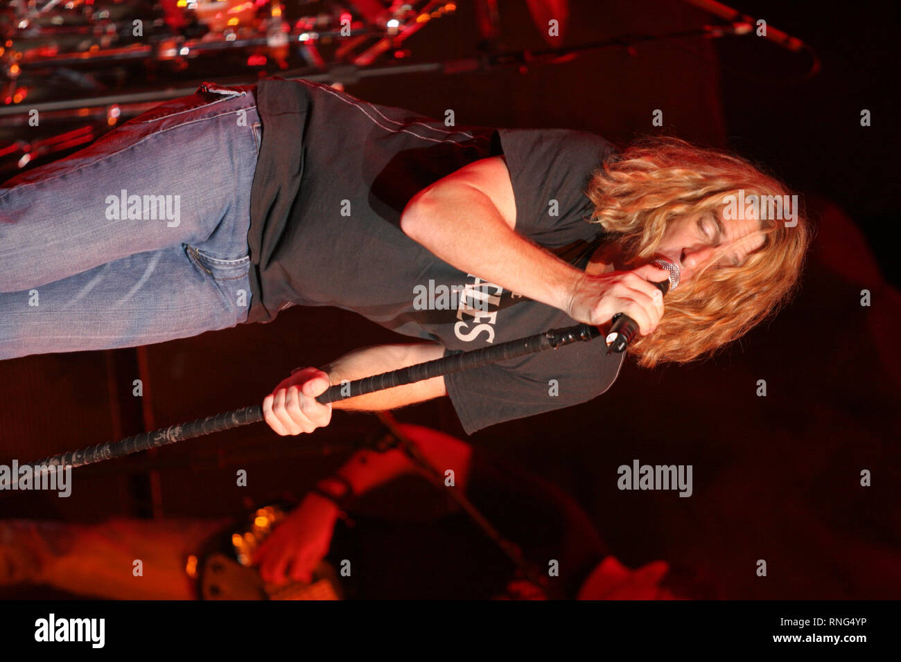 Kollektive Seele Sänger und Gitarrist Ed Roland wird angezeigt, während eine "Live"-Konzert aussehen. Stockfoto