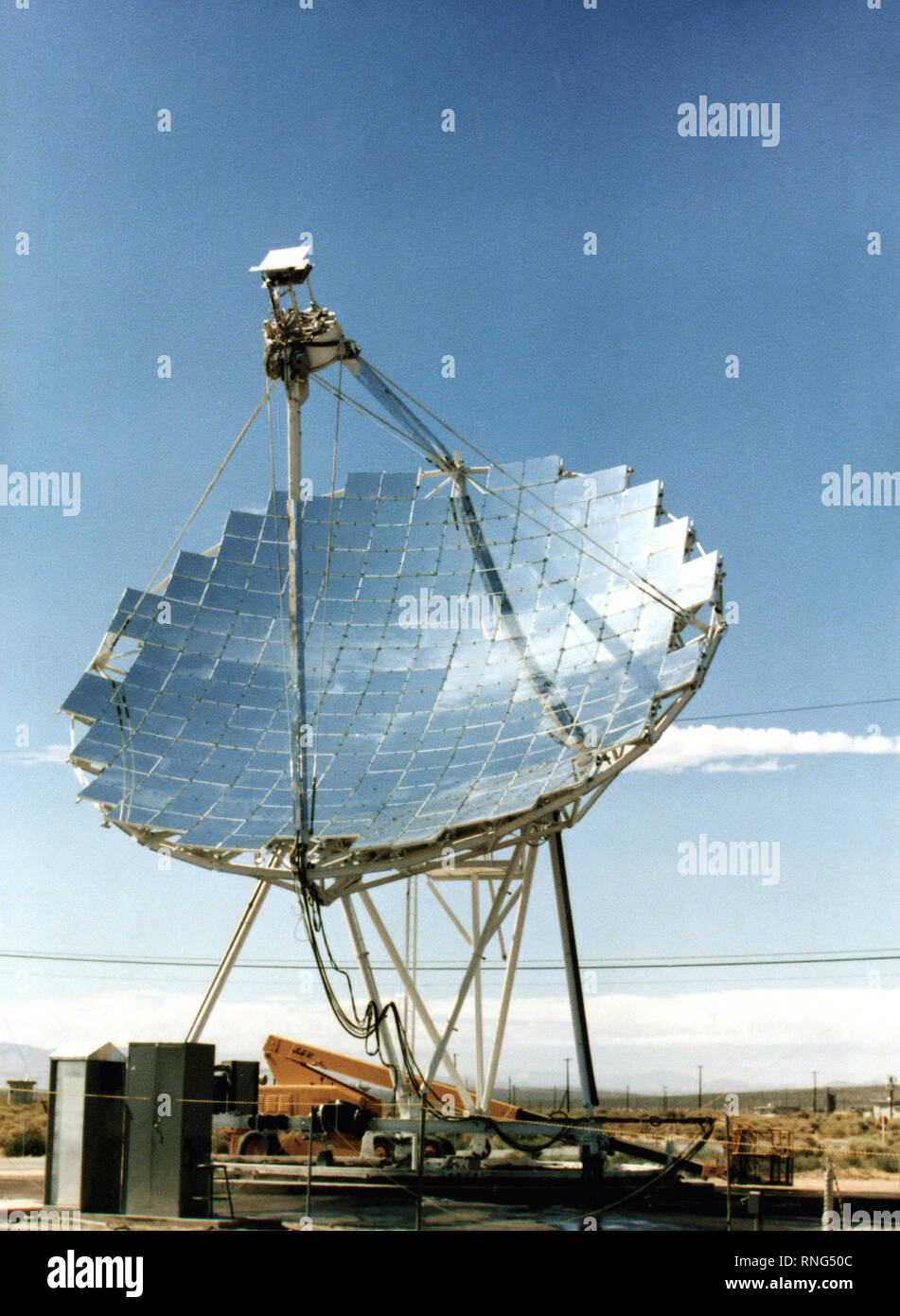 Sehen sie eine der experimentellen Parabolantenne Konzentrator-module vom Jet Propulsion Laboratory am Prüfstand Konzentrator Website betrieben. Das Modul hat erreicht Temperaturen von 1.500 Grad Celsius. Stockfoto